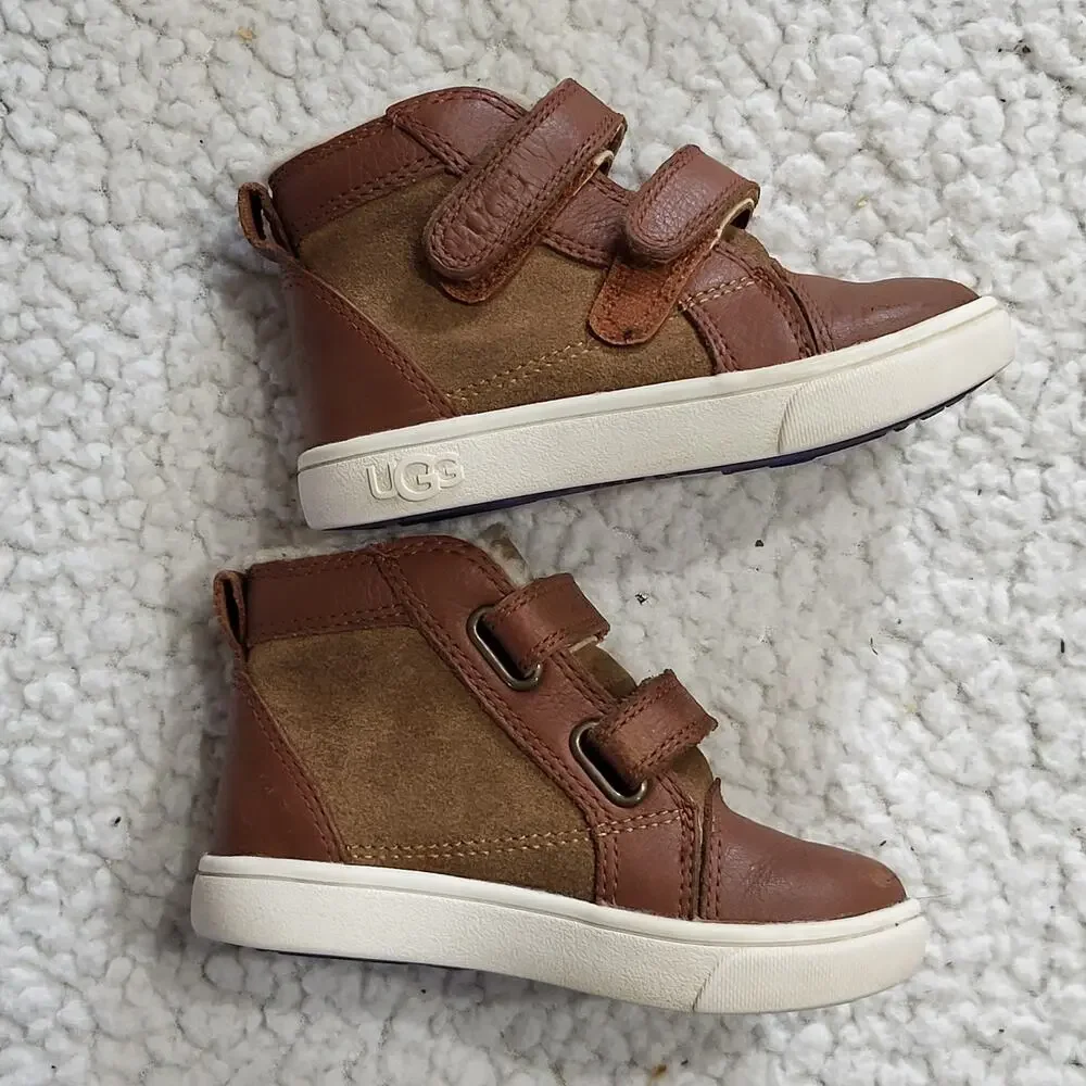 Little kids UGG Boots  Brown leather size 7